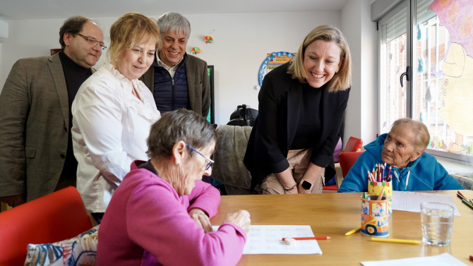 ICAL / La vicepresidenta de la Junta y consejera de Familia e Igualdad de Oportunidades, Isabel Blanco, visita  las obras realizadas para la ampliación del Centro de Dia  "AFA La Bañeza"