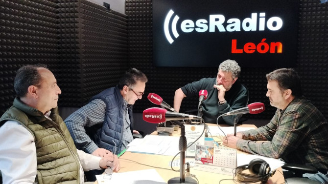 Manuel Martínez, presidente de la Federación Estatal de Sindicatos Veterinarios; Ignacio Tejada García, Técnico Facultativo Veterinario del Servicio Territorial de Agricultura, Ganadería y Desarrollo Rural de León; y Santiago de la Varga Rodríguez, presidente del Sindicato de Veterinarios de León, durante la entrevista