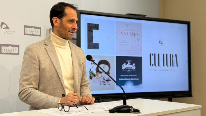 Enrique Rubio, diputado de cultura, durante la presentación de la campaña. 