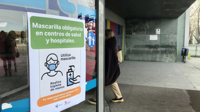 ICAL. Imagen de archivo de un cartel que informa sobre el uso obligatorio de mascarilla en un hospital.