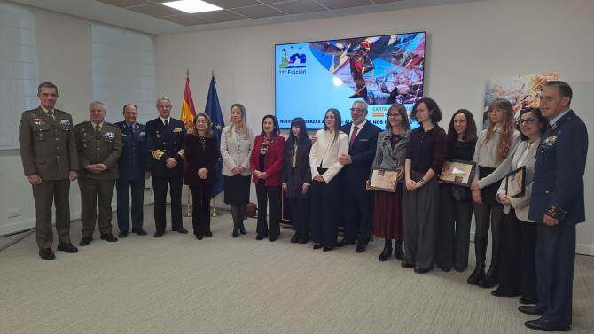 Fotografía de grupo de la ministra con las ganadoras y autoridades .
