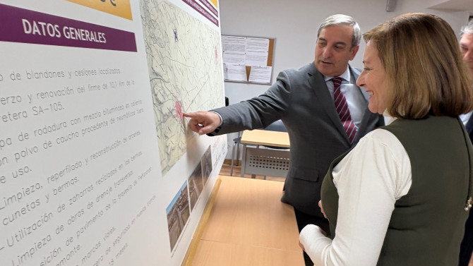 El consejero de Movilidad y Transformación Digital, José Luis Sanz Merino, junto a la Alcaldesa de Peñaranda.