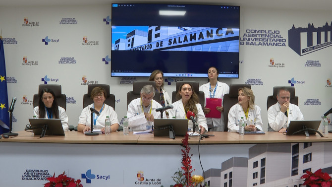 La Gerente del Hospital, Carmen Rodríguez Pajares, junto a los miembros del Servicio de Oncología 