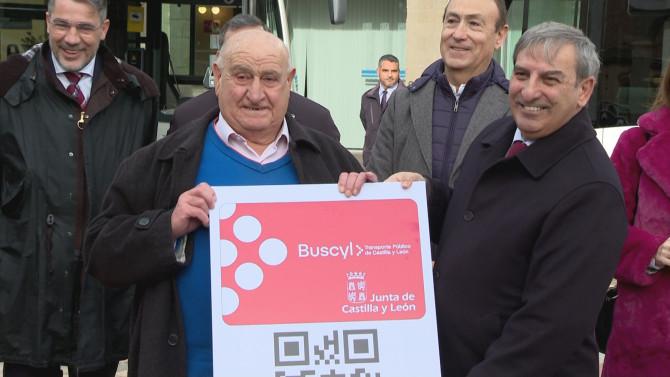 Entrega de la tarjeta BUSCYL número 600.000 en Carbajosa de la Sagrada.