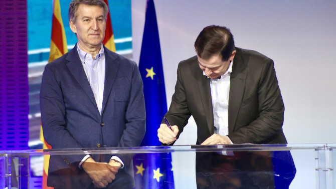 Los dirigentes de los gobiernos autonómicos del Partido Popular, entre los que se encuentra el presidente de la Junta de Castilla y León, Alfonso Fernández Mañueco, firman la Declaración de Zaragoza. Pilar Álvarez 