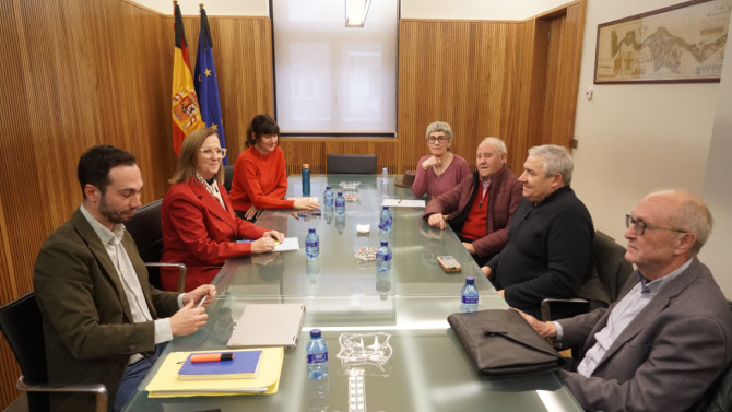 La presidenta de la Confederación Hidrográfica del Duero (CHD), María Jesús Lafuente, informa del desarrollo del encuentro con representantes de la Comunidad de Regantes del Páramo Bajo de León y Zamora | Rubén Cacho