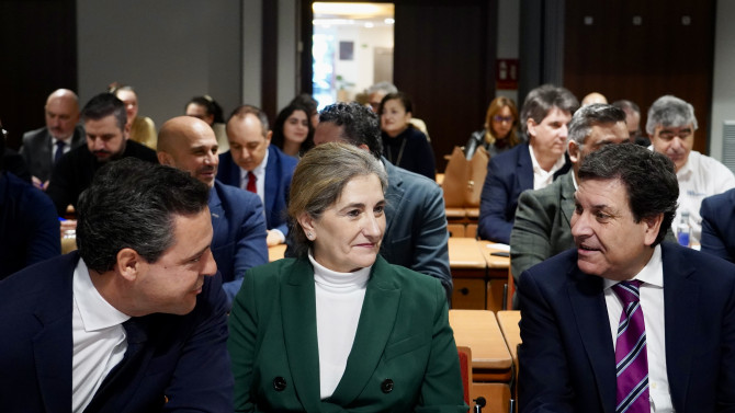 El eurodiputado del Grupo Popular, Raúl de la Hoz, junto al a presidenta de FaCyL, María Paz Robina; el consejero de Economía y Hacienda y portavoz de la Junta, Carlos Fernández Carriedo durante su intervención en la jornada sobre regulación europea de emisiones, celebrada en Valladolid. | Foto: ICAL