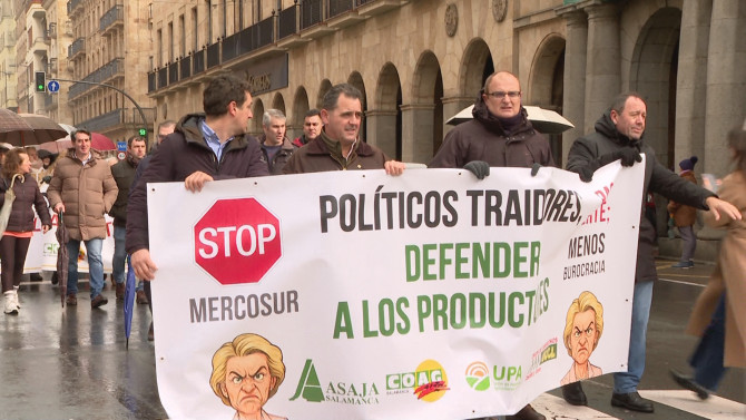 Representantes de las organizaciones agrarias encabezando la protesta