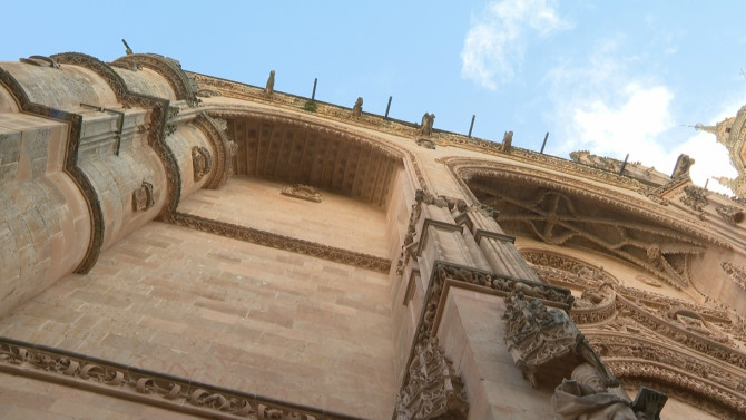 Una gárgola de la Catedral de Salamanca se desprende y cae a la calle en plena noche