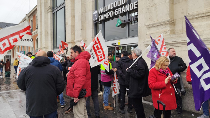 Los trabajadores de RENFE se concentran frente a la estación de Valladolid 