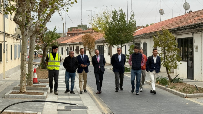 El Alcalde, Carlos García Carbayo durante una visita al Barrio de La Vega