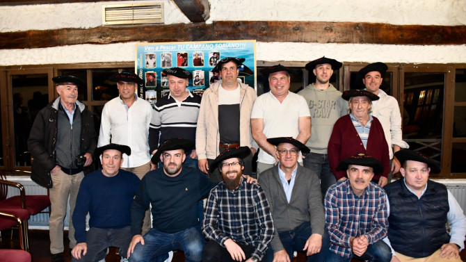 A los vencedores de las primeras ediciones se les impuso la txapela. 