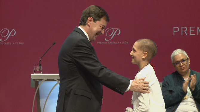 María Caamaño con el Presidente de la Junta de Castilla y León, Alfonso Fernández Mañueco durante la entrega del Premio