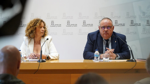 Leticia Pérez / ICAL. El consejero de Sanidad, Alejandro Vázquez, presenta el Plan de contingencia para la época estival de la Gerencia Regional de Salud. Le acompaña, la directora general de Asistencia Sanitaria y Humanización de Sacyl, Silvia Fernández