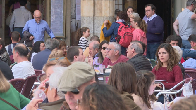 Clientes en una terraza de un establecimiento hostelero