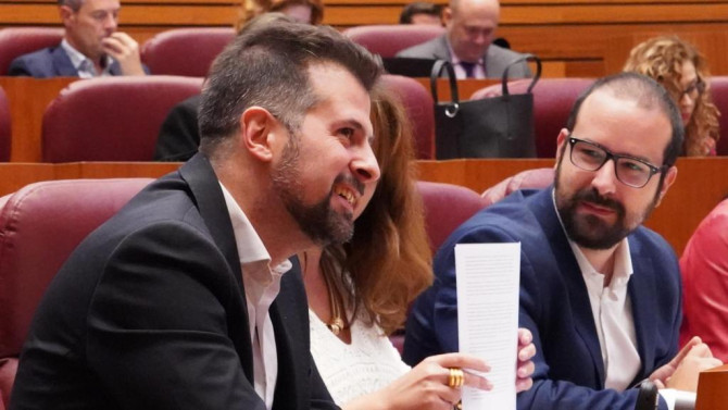 M. Chacón ICAL | Luis Tudanca junto a Ángel Hernández en una sesión del pleno de las Cortes de Castilla y León.