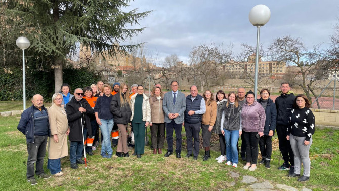 El alcalde acompañado de parte del equipo de Proyecto Hombre-Fundación Alcándara