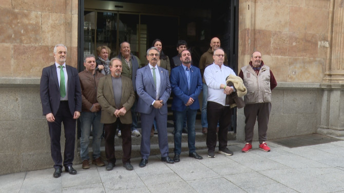 Celestino del Teso posa a las puertas de la diputación junto a algunos de los disidentes de VOX en Salamanca.