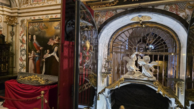 Sepulcro vacío de Santa Teresa de Jesús en la Basílica de la Anunciación en Alba de Tormes.