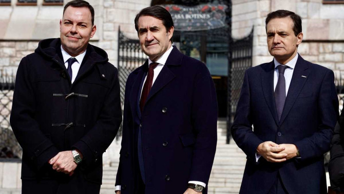 El consejero de Medio Ambiente, Vivienda y Ordenación del Territorio, Juan Carlos Suárez-Quiñones, visita el Museo Casa Botines Gaudí, junto al director general de la Fundación Obra Social de Castilla y León, Jose María Viejo