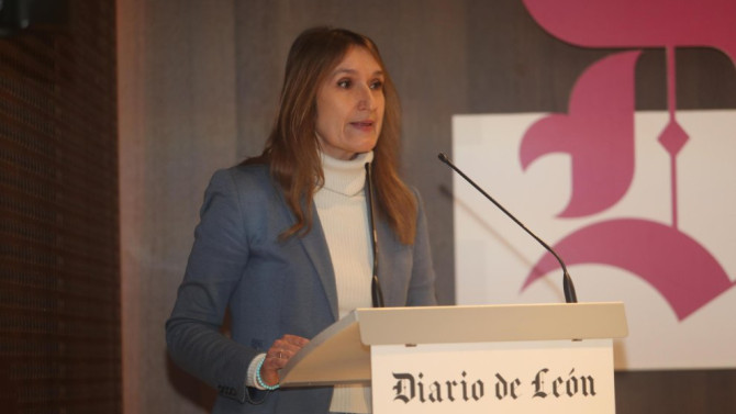 La consejera de Educación, Rocío Lucas, durante su intervención en el Segundo Congreso sobre la Economía del Sur de León. ÁNGELOPEZ