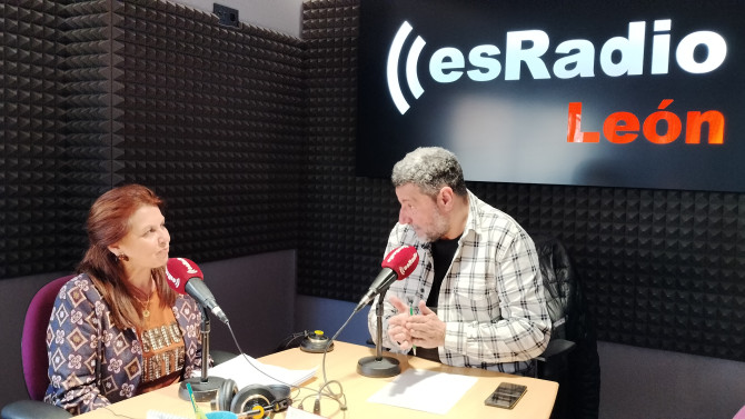 Rosa Luz Arias, asesora fiscal de la Asesoría Joaquín Charro, durante la entrevista en el programa Manos Arriba de EsRadio León