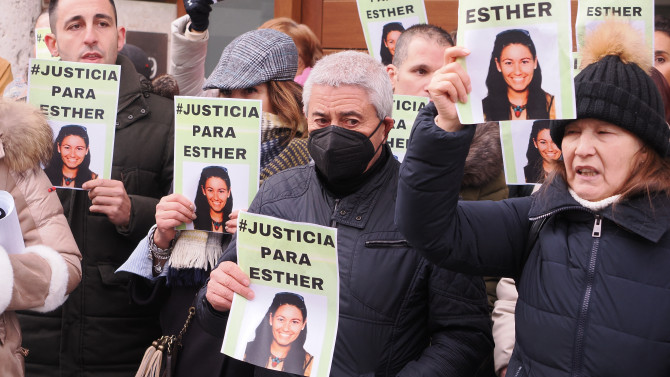 ICAL. Familiares de Esther López en las puertas del juzgado de Valladolid.