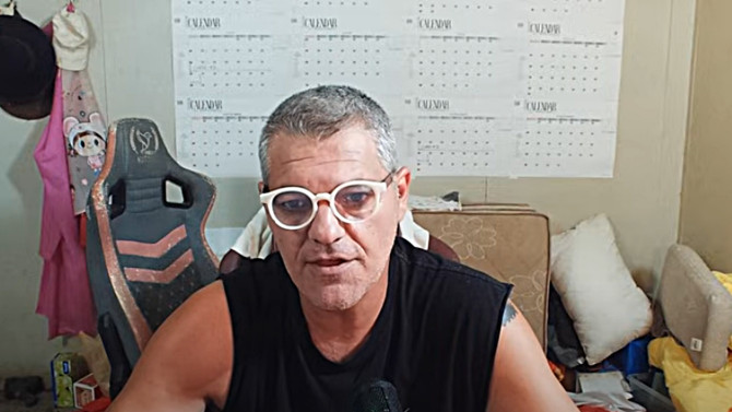 Frank Cuesta durante una grabación, con semblante serio, en su canal.