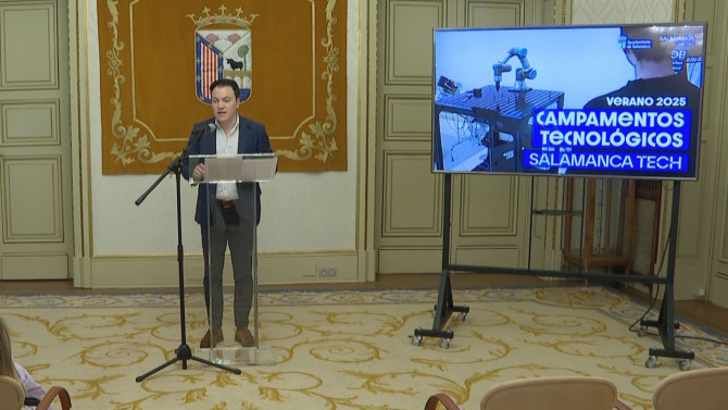 Pedro Martínez, Concejal de Promoción Económica, Comercio, Mercados y Juventud, durante la presentación de los campamentos.