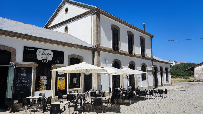 El edificio principal de la antigua estación acoge las instalaciones de cafeteria y albergue