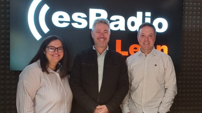 Joaquín Ramírez, Fundador de Tecnosylva (centro) Leticia López y Arturo Martínez Es Radio León  (a los lados)