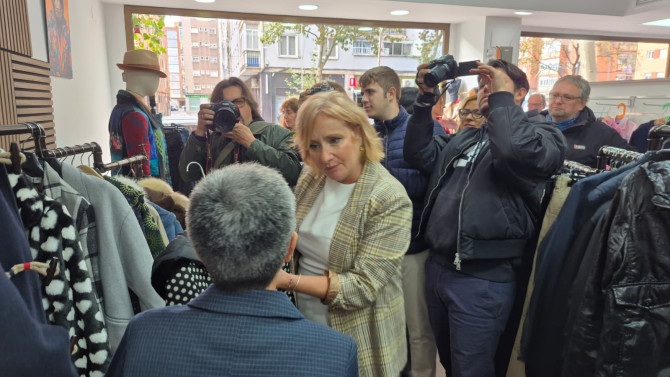 La consejera de Industria, Comercio y Empleo, Leticia García, durante su visita a Por Siete