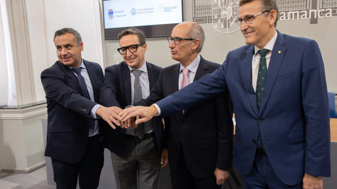 Representantes de las tres instituciones durante la firma del acuerdo