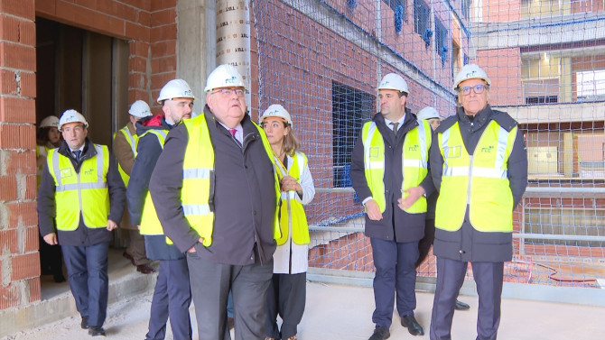 El Consejero de Sanidad, Alejandro Vázquez, durante su visita a las obras