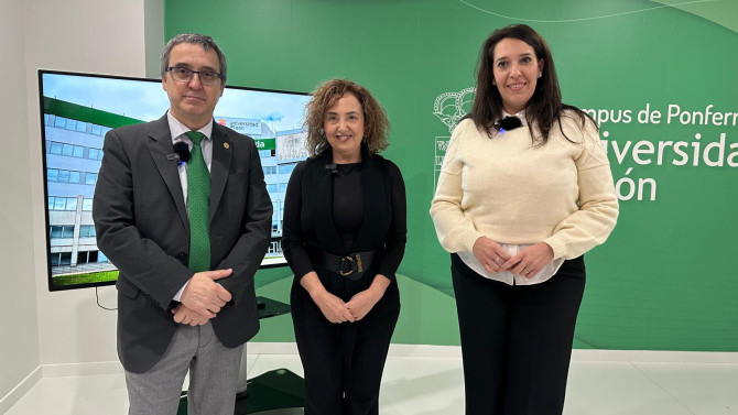 Noelia Flórez, junto a Pilar Marqués y Santiago Gutiérrez