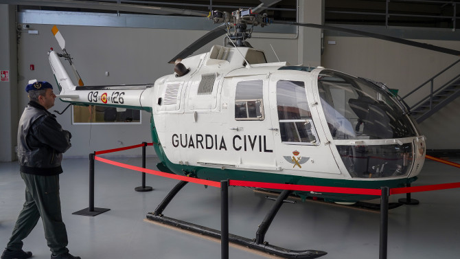 La rectora de la Universidad de León, Nuria González, y el teniente coronel de la Comandancia de León, César Sánchez, presentan, junto a otras autoridades, el helicóptero  que la  Guardia Civil ha cedido a la institución académica / ICAL