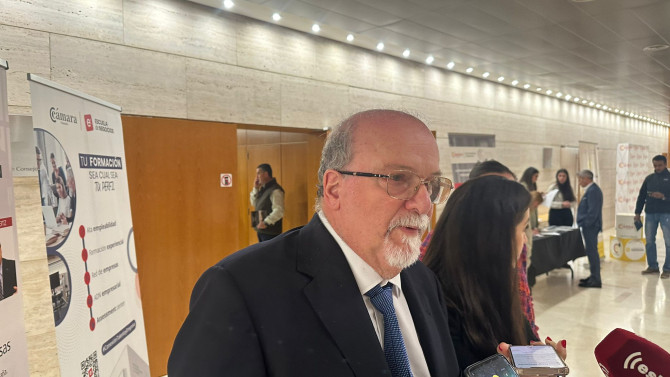 Mario Weitz, economista del Banco Mundial, atendiendo a los medios en la Cámara de Comercio de Valladolid.