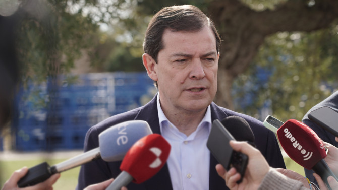 El candidato a la reelección como presidente de la Junta de Castilla y León por el Partido Popular, Alfonso Fernández Mañueco, durante su visita a Tordesillas (Valladolid). Rubén Cacho / ICAL