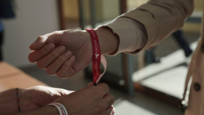 Una asistente a la edición de 2025 recoge su acreditación.