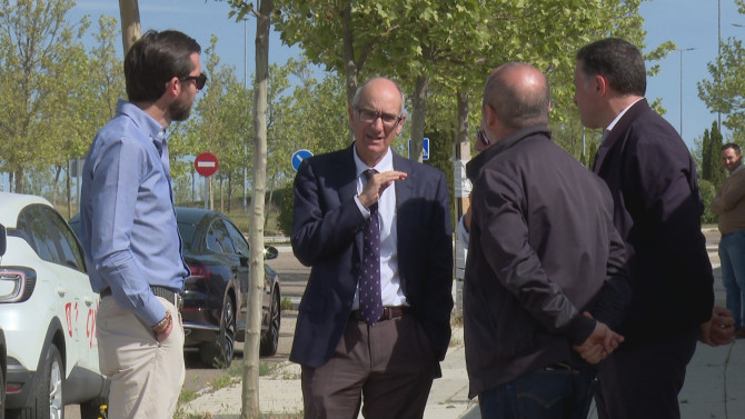 El Presidente de la Diputación, Javier Iglesias durante su visita a las obras del Centro.