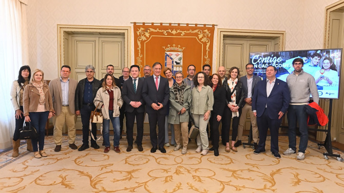El Alcalde, Carlos García Carbayo con algunos de los empresarios adheridos a la campaña