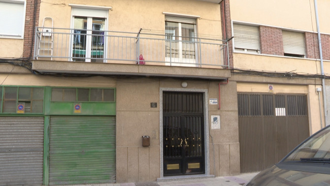 Portal de la vivienda donde se produjo el crimen