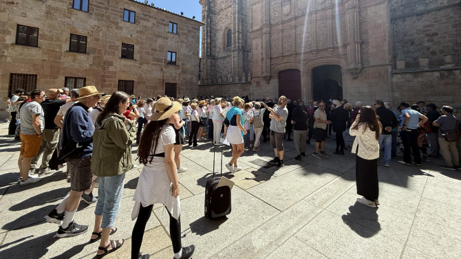 Turistas frente a la fachada del edificio histórico de la USAL