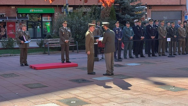 El alférez reservista Moredo recibe su diploma. 