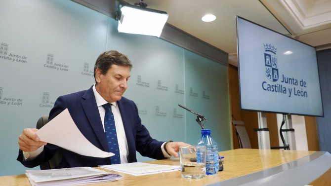 ICAL|R. Valtero - El consejero de Economía y Hacienda y portavoz, Carlos Fernández Carriedo, comparece en rueda de prensa posterior al Consejo de Gobierno