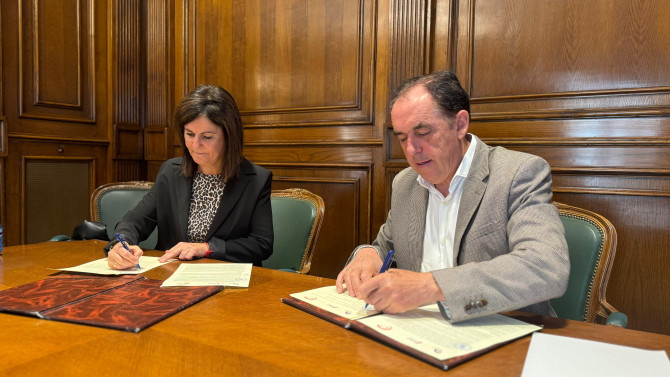 Firma del convenio entre ASPACE y la Diputación Provincial de Soria.