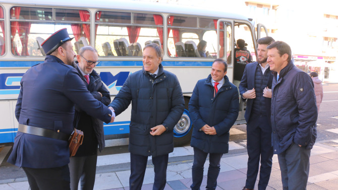 El Alcalde de Salamanca, Carlos García Carballo, saluda al actor Roberto García, encargado de dar vida al revisor durante el recorrido teatralizado.