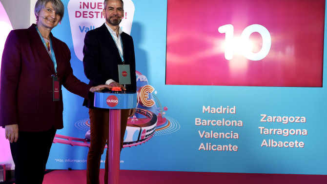 ICAL Miriam Chacón - La directora general de Ouigo, Hélène Valenzuela, y junto al director Comercial y Márketing de Ouigo España Federico Pareja en el acto de inicio de la venta de billetes para los servicios de Ouigo en Valladolid y Segovia.