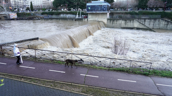 Crecida del río Bernesga a su paso por León / Campillo