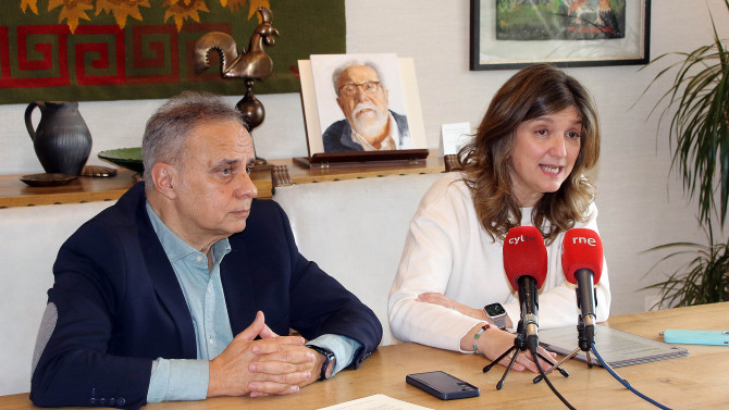 El director-gerente de la Fundación y sobrino del escritor, Joaquín Otero, con la rectora de la Universidad de León, Nuria González/ Peio García